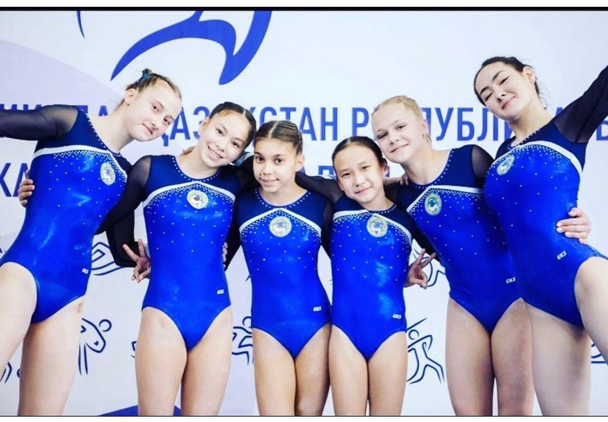 Купальник женский для спортивной гимнастики GK Sport 5551 синий с черным со стразами с рукавом