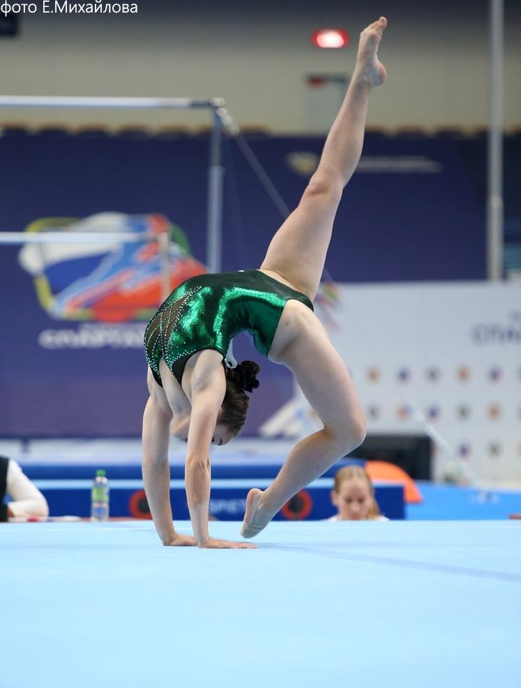 Купальник женский для спортивной гимнастики GK Sport 555-7 зеленый со стразами с рукавом