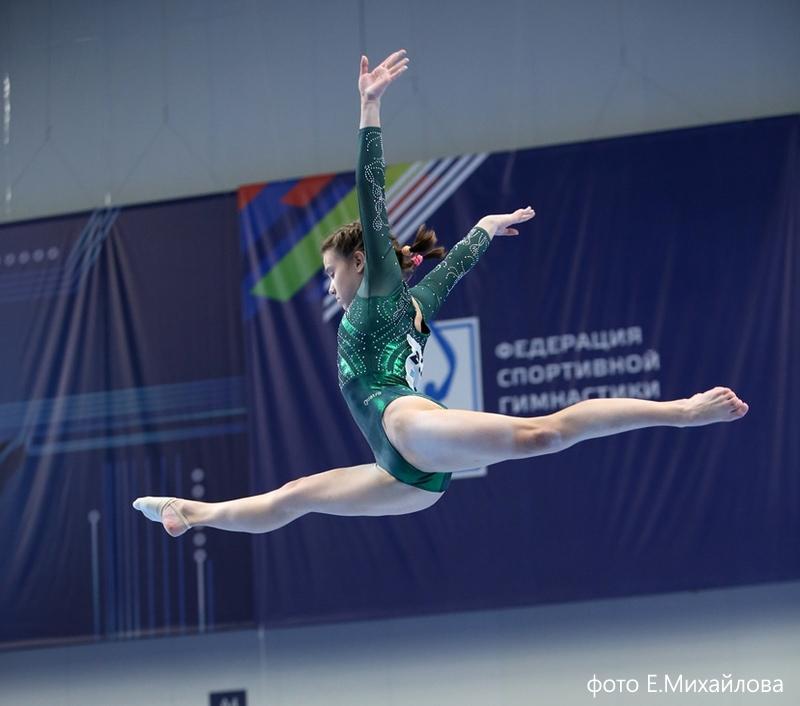 Купальник женский для спортивной гимнастики Quatro Navy Kelly Green зеленый со стразами с рукавом